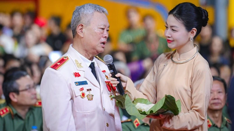 Gala nghệ thuật đặc biệt “Tổ quốc bình yên” tri ân các thế hệ lực lượng An ninh nhân dân Gala nghệ thuật đặc biệt “Tổ quốc bình yên” tri ân các thế hệ lực lượng An ninh nhân dân