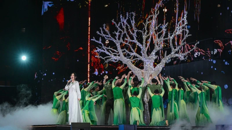 Gala nghệ thuật đặc biệt “Tổ quốc bình yên” tri ân các thế hệ lực lượng An ninh nhân dân Gala nghệ thuật đặc biệt “Tổ quốc bình yên” tri ân các thế hệ lực lượng An ninh nhân dân