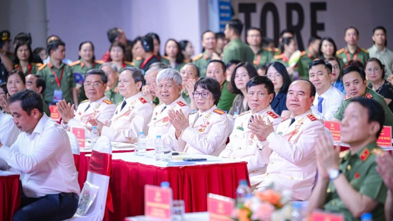 Gala nghệ thuật đặc biệt “Tổ quốc bình yên” tri ân các thế hệ lực lượng An ninh nhân dân Gala nghệ thuật đặc biệt “Tổ quốc bình yên” tri ân các thế hệ lực lượng An ninh nhân dân