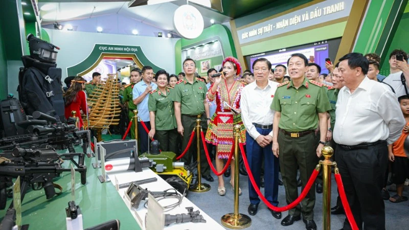 Gala nghệ thuật đặc biệt “Tổ quốc bình yên” tri ân các thế hệ lực lượng An ninh nhân dân Gala nghệ thuật đặc biệt “Tổ quốc bình yên” tri ân các thế hệ lực lượng An ninh nhân dân