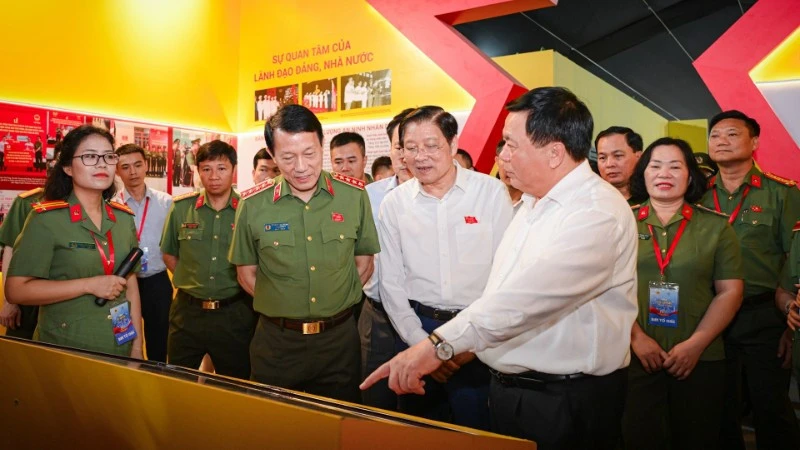 Gala nghệ thuật đặc biệt “Tổ quốc bình yên” tri ân các thế hệ lực lượng An ninh nhân dân Gala nghệ thuật đặc biệt “Tổ quốc bình yên” tri ân các thế hệ lực lượng An ninh nhân dân