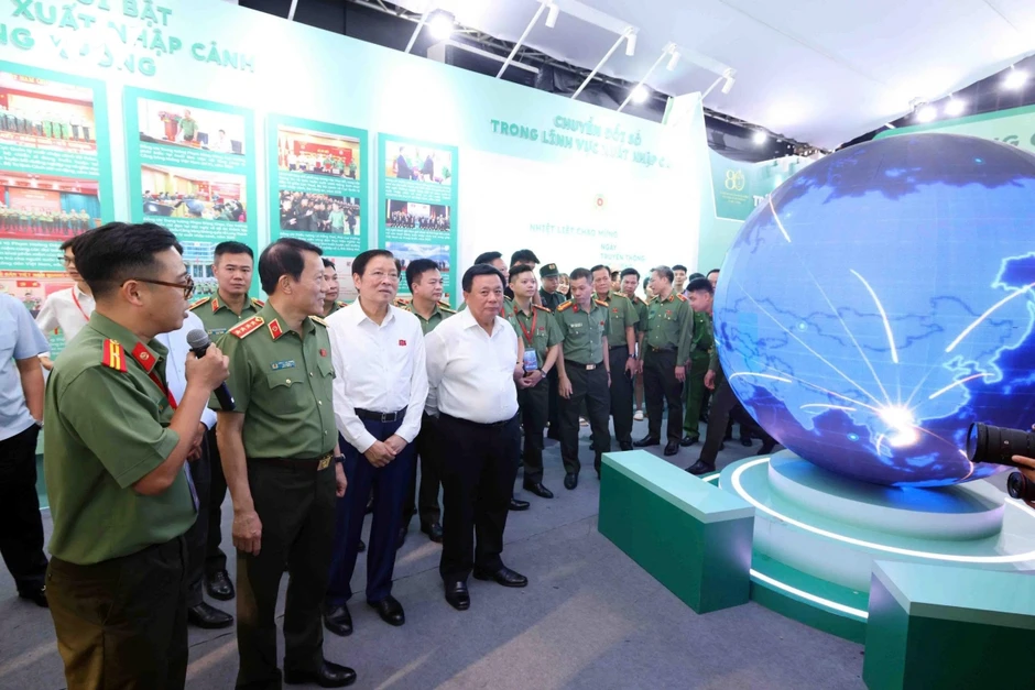 Gala "Tổ quốc bình yên" - Bản trường ca nghệ thuật tri ân 80 năm lực lượng an ninh Gala "Tổ quốc bình yên" - Bản trường ca nghệ thuật tri ân 80 năm lực lượng an ninh