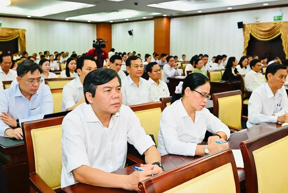 Gần 2,2 triệu đại biểu dự Hội nghị toàn quốc quán triệt, triển khai thực hiện Nghị quyết Hội nghị Trung ương 2, khóa XIV Gần 2,2 triệu đại biểu dự Hội nghị toàn quốc quán triệt, triển khai thực hiện Nghị quyết Hội nghị Trung ương 2, khóa XIV