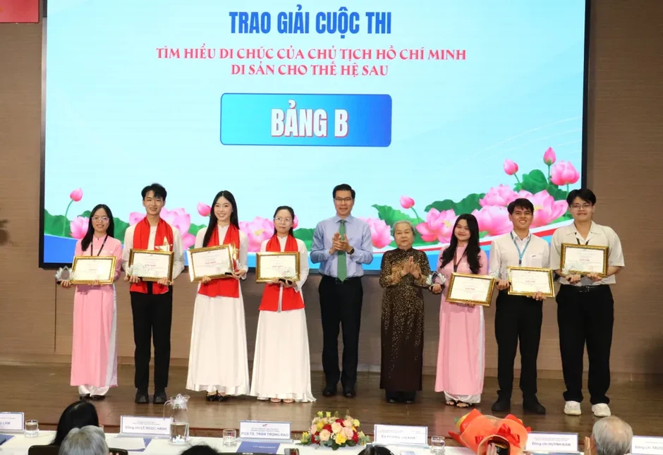 Gần 7.000 lượt sinh viên, giảng viên thi tìm hiểu Di chúc Chủ tịch Hồ Chí Minh Gần 7.000 lượt sinh viên, giảng viên thi tìm hiểu Di chúc Chủ tịch Hồ Chí Minh