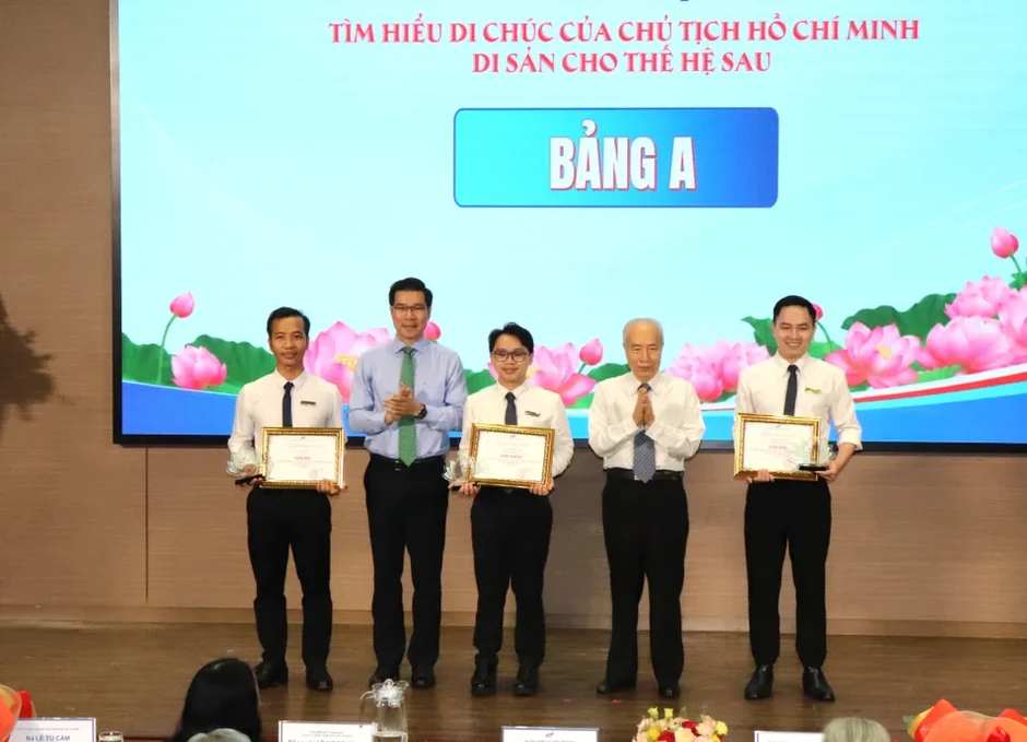 Gần 7.000 lượt sinh viên, giảng viên thi tìm hiểu Di chúc Chủ tịch Hồ Chí Minh Gần 7.000 lượt sinh viên, giảng viên thi tìm hiểu Di chúc Chủ tịch Hồ Chí Minh
