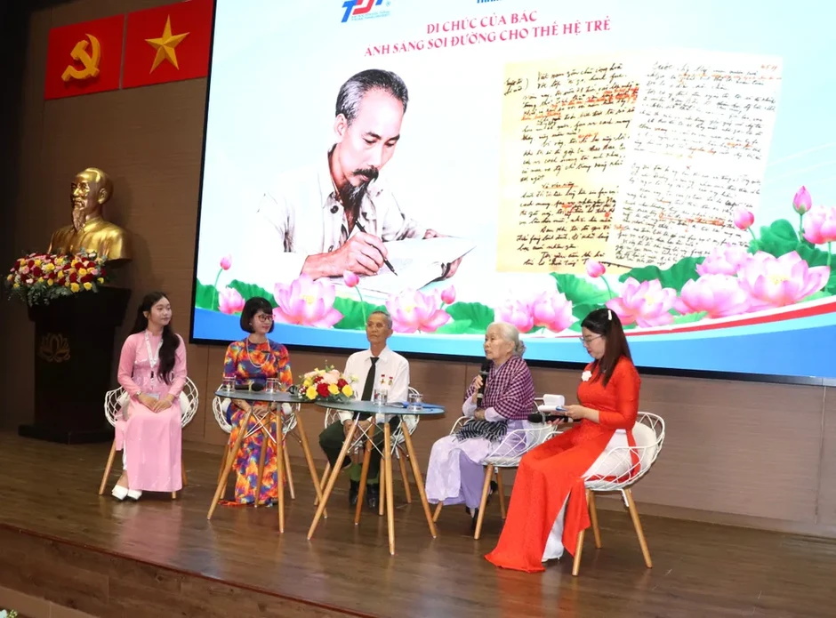 Gần 7.000 lượt sinh viên, giảng viên thi tìm hiểu Di chúc Chủ tịch Hồ Chí Minh Gần 7.000 lượt sinh viên, giảng viên thi tìm hiểu Di chúc Chủ tịch Hồ Chí Minh