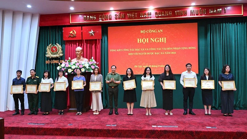 Gắn kết chặt chẽ đặc xá với công tác tái hòa nhập cộng đồng Gắn kết chặt chẽ đặc xá với công tác tái hòa nhập cộng đồng