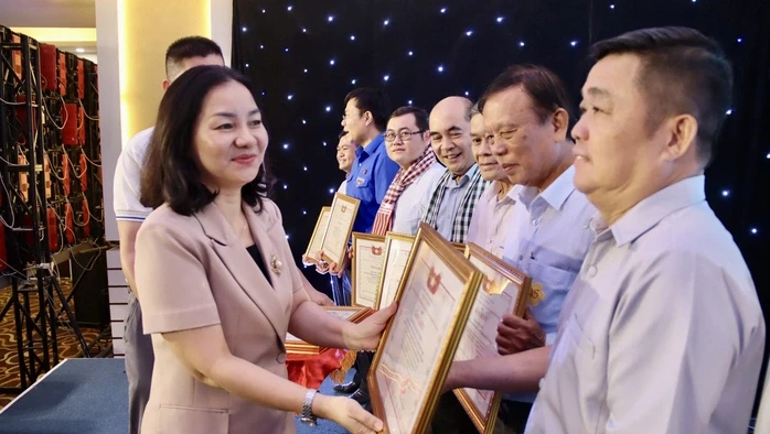 Gắn kết nghĩa tình từ chương trình "Gia đình Việt với sinh viên Lào, Campuchia" Gắn kết nghĩa tình từ chương trình "Gia đình Việt với sinh viên Lào, Campuchia"