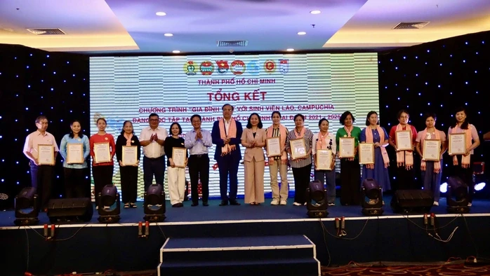 Gắn kết nghĩa tình từ chương trình "Gia đình Việt với sinh viên Lào, Campuchia" Gắn kết nghĩa tình từ chương trình "Gia đình Việt với sinh viên Lào, Campuchia"