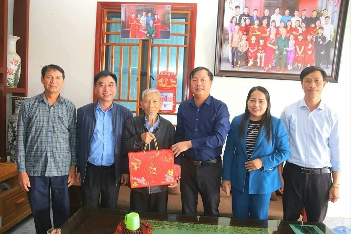 Gần trăm năm một niềm tin trong lá phiếu của cử tri Hồ Xuân Biểu Gần trăm năm một niềm tin trong lá phiếu của cử tri Hồ Xuân Biểu