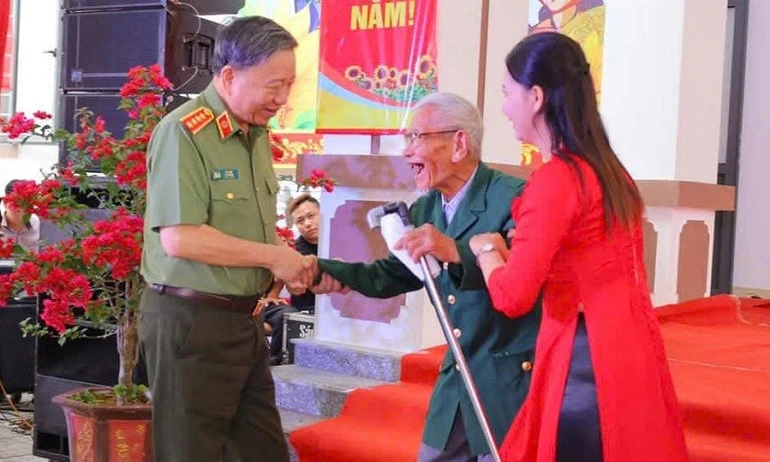 Gần trăm năm một niềm tin trong lá phiếu của cử tri Hồ Xuân Biểu Gần trăm năm một niềm tin trong lá phiếu của cử tri Hồ Xuân Biểu
