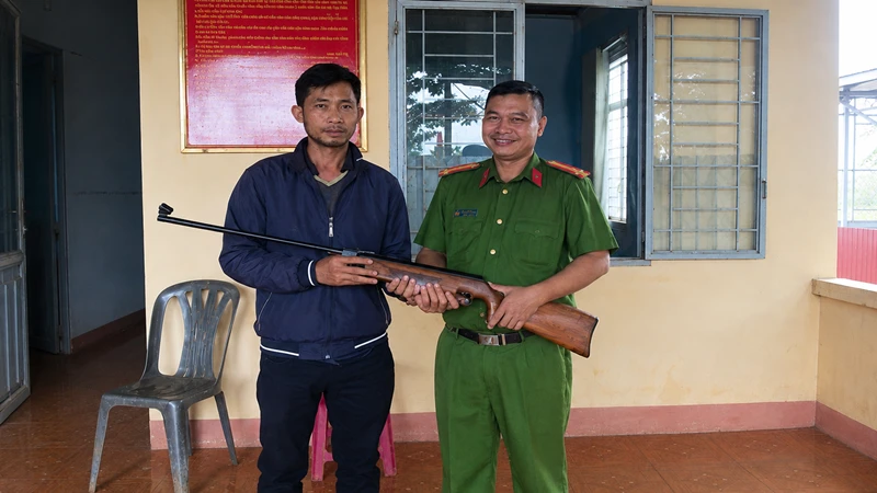 Gia Lai: Lan tỏa mô hình vận động thu hồi vũ khí nơi cơ sở Gia Lai: Lan tỏa mô hình vận động thu hồi vũ khí nơi cơ sở