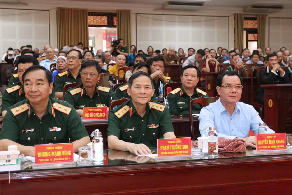 Già làng, trưởng bản, chức sắc tôn giáo là cầu nối ý Đảng lòng dân Già làng, trưởng bản, chức sắc tôn giáo là cầu nối ý Đảng lòng dân