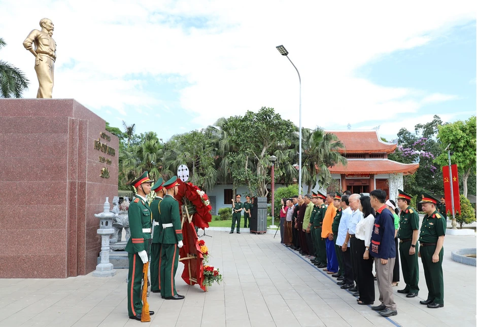 Già làng, trưởng bản, chức sắc tôn giáo là cầu nối ý Đảng lòng dân Già làng, trưởng bản, chức sắc tôn giáo là cầu nối ý Đảng lòng dân