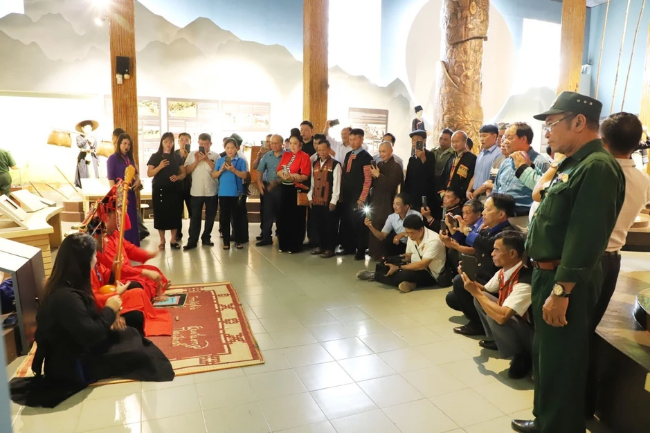 Già làng, trưởng bản, chức sắc tôn giáo là cầu nối ý Đảng lòng dân Già làng, trưởng bản, chức sắc tôn giáo là cầu nối ý Đảng lòng dân