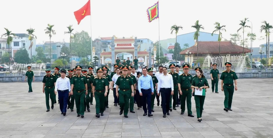 Già làng, trưởng bản, chức sắc tôn giáo là cầu nối ý Đảng lòng dân Già làng, trưởng bản, chức sắc tôn giáo là cầu nối ý Đảng lòng dân
