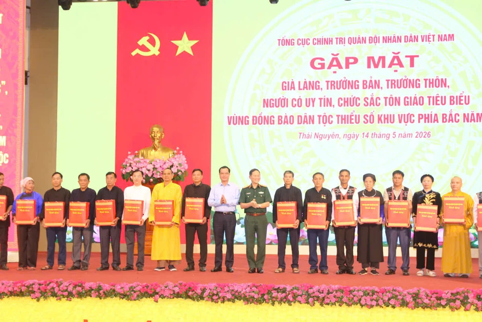 Già làng, trưởng bản, chức sắc tôn giáo là cầu nối ý Đảng lòng dân Già làng, trưởng bản, chức sắc tôn giáo là cầu nối ý Đảng lòng dân