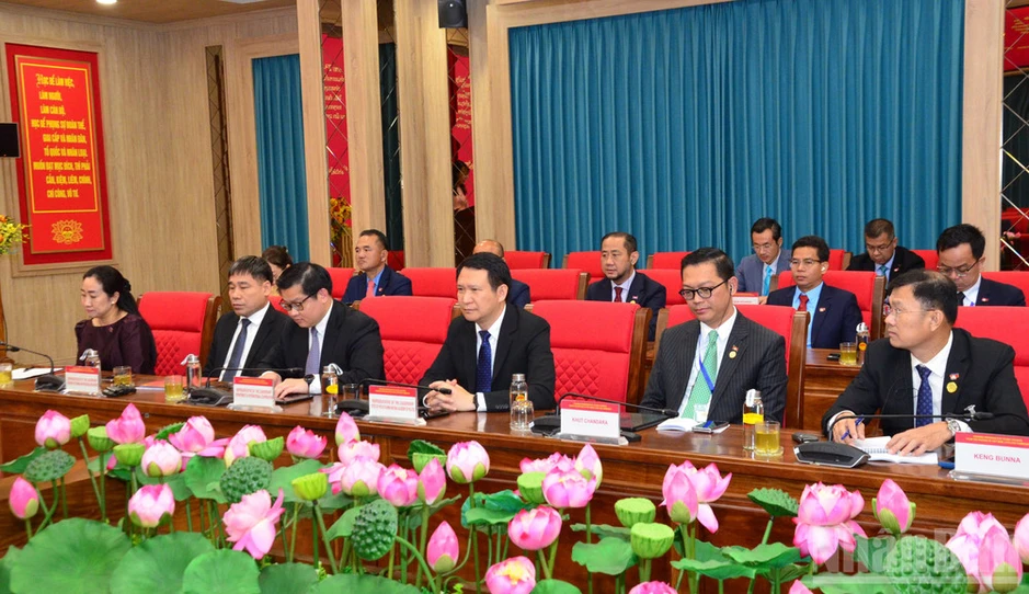 Giám đốc Học viện Chính trị quốc gia Hồ Chí Minh tiếp Đoàn lãnh đạo trẻ ba Đảng Việt Nam-Lào-Campuchia Giám đốc Học viện Chính trị quốc gia Hồ Chí Minh tiếp Đoàn lãnh đạo trẻ ba Đảng Việt Nam-Lào-Campuchia