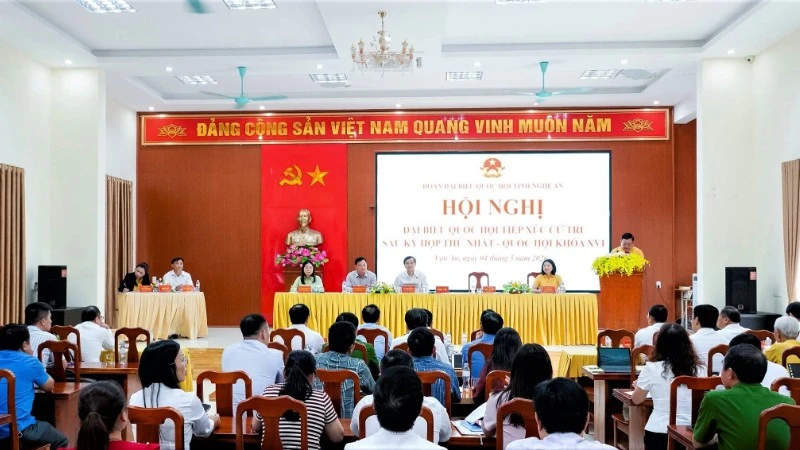 Giám đốc Học viện Chính trị Quốc gia Hồ Chí Minh tiếp xúc cử tri tại Nghệ An Giám đốc Học viện Chính trị Quốc gia Hồ Chí Minh tiếp xúc cử tri tại Nghệ An