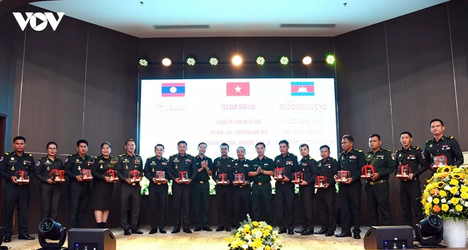Giao lưu sĩ quan trẻ Việt - Lào - Campuchia tăng cường đoàn kết hữu nghị ba nước Giao lưu sĩ quan trẻ Việt - Lào - Campuchia tăng cường đoàn kết hữu nghị ba nước