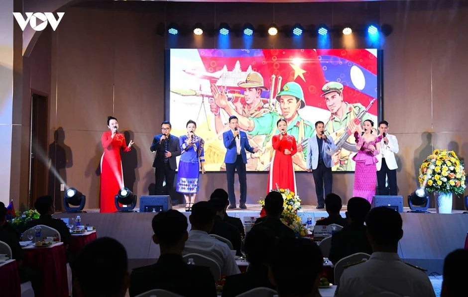 Giao lưu sĩ quan trẻ Việt - Lào - Campuchia tăng cường đoàn kết hữu nghị ba nước Giao lưu sĩ quan trẻ Việt - Lào - Campuchia tăng cường đoàn kết hữu nghị ba nước