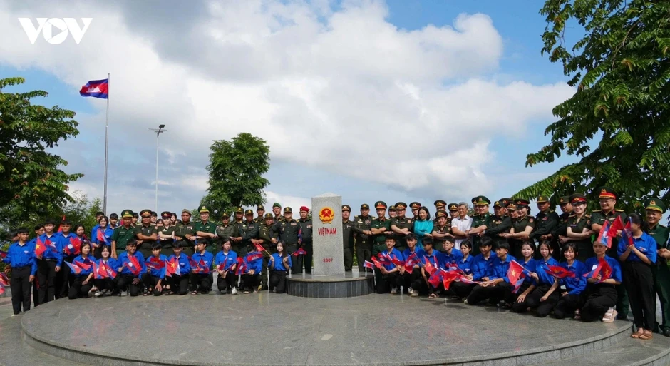 Giao lưu sĩ quan trẻ Việt - Lào - Campuchia tăng cường đoàn kết hữu nghị ba nước Giao lưu sĩ quan trẻ Việt - Lào - Campuchia tăng cường đoàn kết hữu nghị ba nước