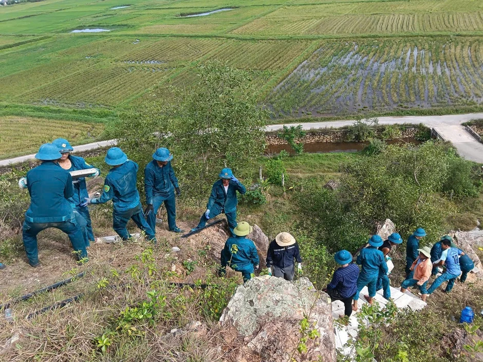 Gìn giữ dòng chữ “Bác Hồ sống mãi” trên núi Nhón Gìn giữ dòng chữ “Bác Hồ sống mãi” trên núi Nhón