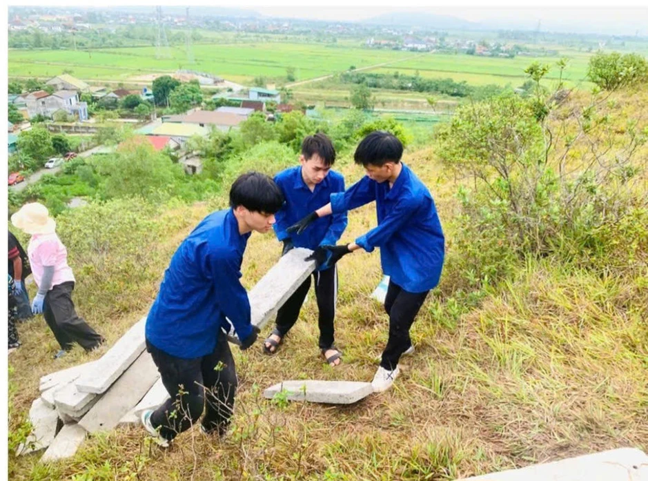 Gìn giữ dòng chữ “Bác Hồ sống mãi” trên núi Nhón Gìn giữ dòng chữ “Bác Hồ sống mãi” trên núi Nhón
