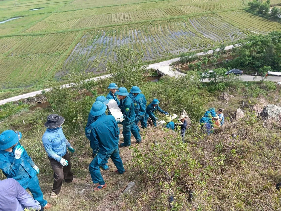 Gìn giữ dòng chữ “Bác Hồ sống mãi” trên núi Nhón Gìn giữ dòng chữ “Bác Hồ sống mãi” trên núi Nhón