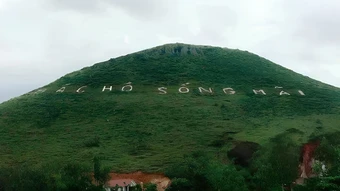 Gìn giữ dòng chữ “Bác Hồ sống mãi” trên núi Nhón