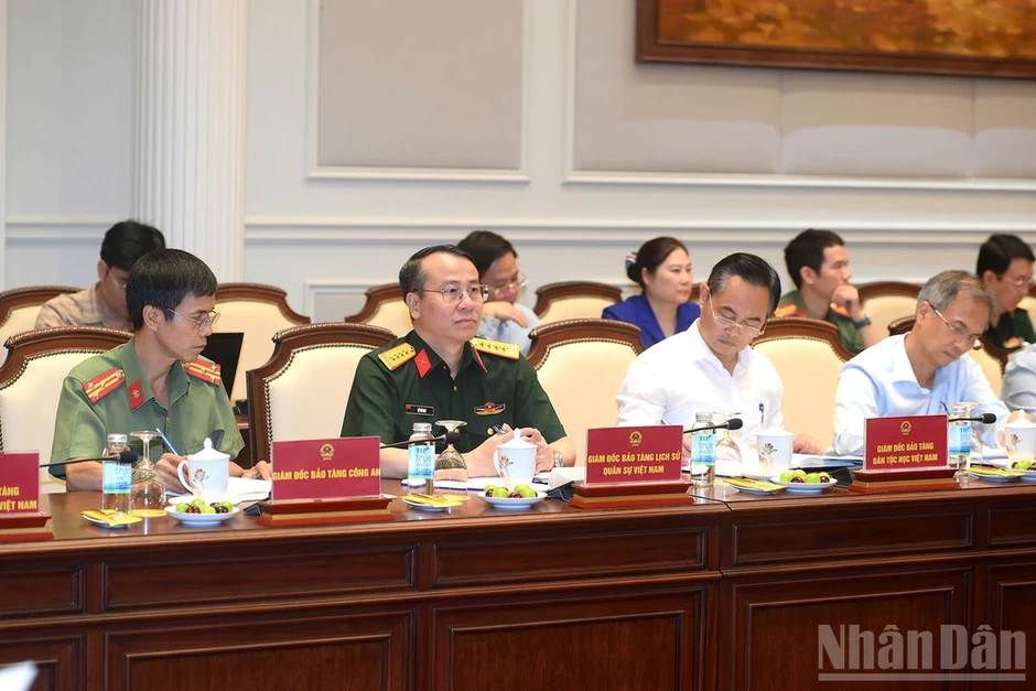 Gìn giữ, tiếp nối mạch nguồn lịch sử, văn hóa và bản sắc Việt Nam Gìn giữ, tiếp nối mạch nguồn lịch sử, văn hóa và bản sắc Việt Nam