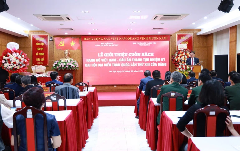 Giới thiệu cuốn sách 'Rạng rỡ Việt Nam - Dấu ấn thành tựu nhiệm kỳ Đại hội đại biểu toàn quốc lần thứ XIII của Đảng'
