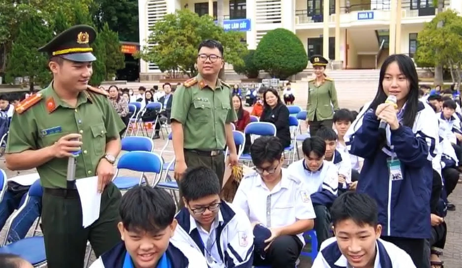 Giữ bình yên trên không gian số ở vùng đồng bào Mông Giữ bình yên trên không gian số ở vùng đồng bào Mông