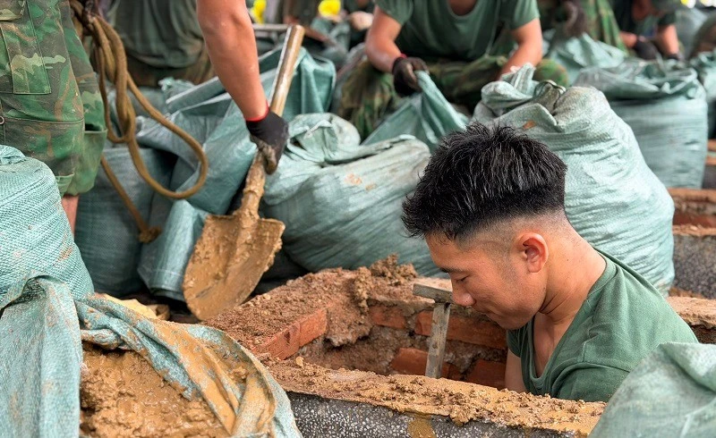 Giữa hàng hàng bia mộ ở nghĩa trang Giữa hàng hàng bia mộ ở nghĩa trang