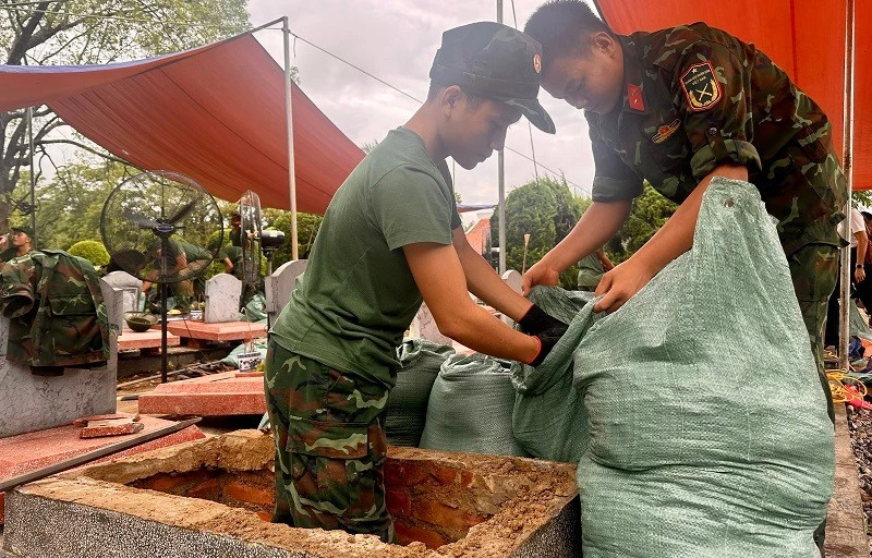 Giữa hàng hàng bia mộ ở nghĩa trang Giữa hàng hàng bia mộ ở nghĩa trang