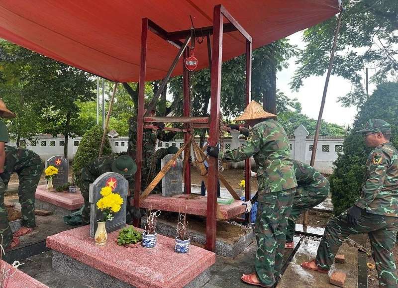Giữa hàng hàng bia mộ ở nghĩa trang Giữa hàng hàng bia mộ ở nghĩa trang