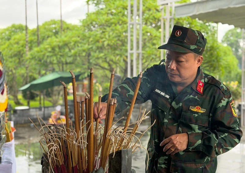 Giữa hàng hàng bia mộ ở nghĩa trang Giữa hàng hàng bia mộ ở nghĩa trang