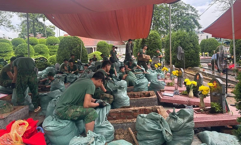 Giữa hàng hàng bia mộ ở nghĩa trang Giữa hàng hàng bia mộ ở nghĩa trang