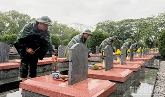 Giữa hàng hàng bia mộ ở nghĩa trang