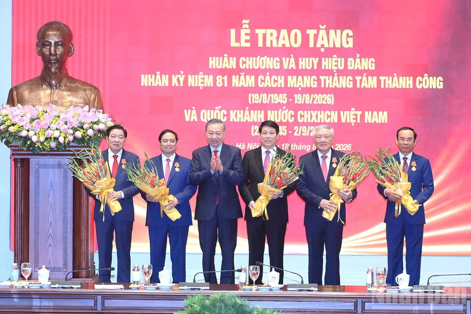 Góp phần củng cố đoàn kết, trao truyền bản lĩnh, trí tuệ, văn hóa lãnh đạo cho các thế hệ Góp phần củng cố đoàn kết, trao truyền bản lĩnh, trí tuệ, văn hóa lãnh đạo cho các thế hệ