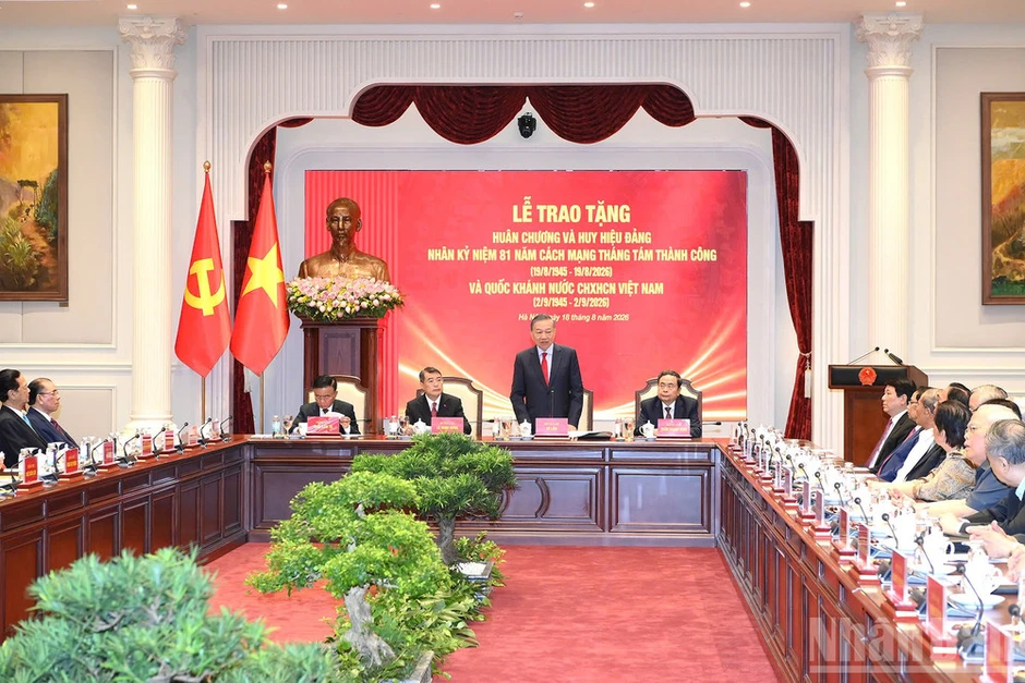 Góp phần củng cố đoàn kết, trao truyền bản lĩnh, trí tuệ, văn hóa lãnh đạo cho các thế hệ Góp phần củng cố đoàn kết, trao truyền bản lĩnh, trí tuệ, văn hóa lãnh đạo cho các thế hệ