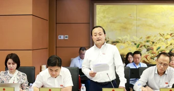 'Hạ lãi suất không chỉ là vấn đề cạnh tranh giữa các ngân hàng'