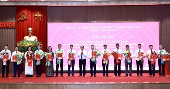 Hà Nội công bố loạt giám đốc sở, ngành và bí thư xã, phường