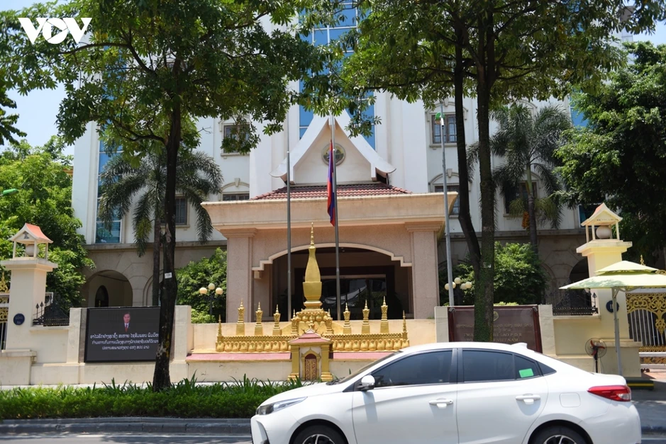 Hà Nội treo cờ rủ Quốc tang Chủ tịch Quốc hội Lào Saysomphone Phomvihane