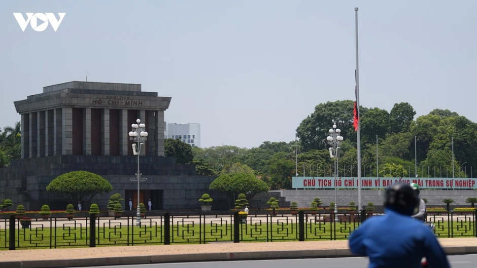 Hà Nội treo cờ rủ Quốc tang Chủ tịch Quốc hội Lào Saysomphone Phomvihane