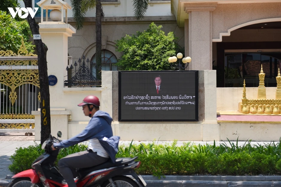 Hà Nội treo cờ rủ Quốc tang Chủ tịch Quốc hội Lào Saysomphone Phomvihane