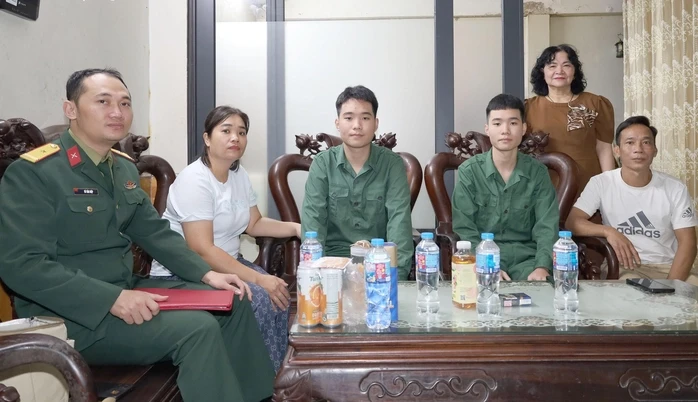 Hai anh em song sinh viết đơn tình nguyện tòng quân Hai anh em song sinh viết đơn tình nguyện tòng quân