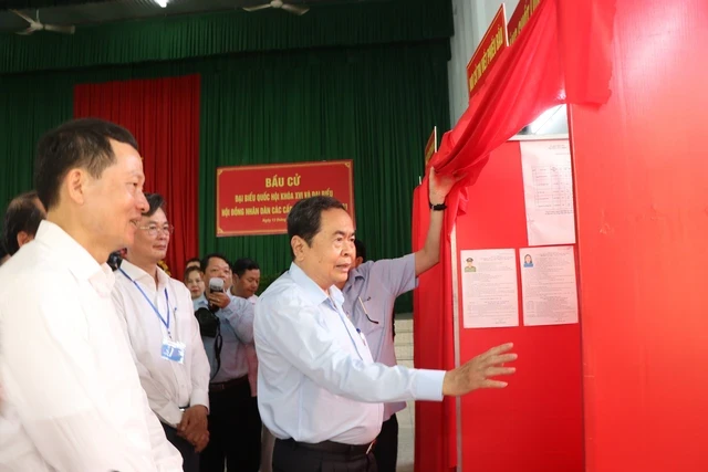 Hình ảnh Chủ tịch Quốc hội Trần Thanh Mẫn kiểm tra công tác bầu cử tại Đồng Nai