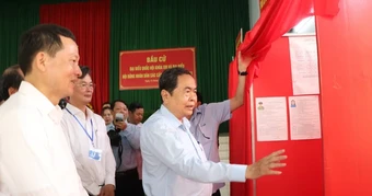 Hình ảnh Chủ tịch Quốc hội Trần Thanh Mẫn kiểm tra công tác bầu cử tại Đồng Nai