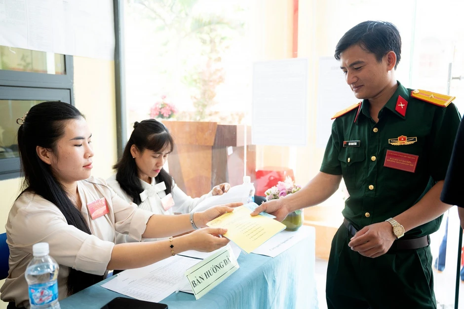 Hình ảnh cử tri đặc khu Thổ Châu đi bầu cử sớm